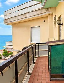 Balcone della casa vacanze con ringhiera, affacciato sul mare di Ladispoli